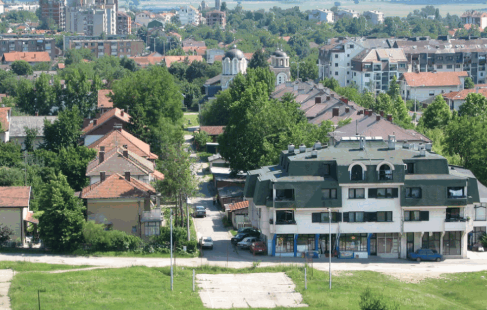<span style='color:red;'><b>KLANICA</b></span> U CENTRU SMEDEREVSKE PALANKE: Nepodnošljivi smrad svinjskog izmeta i krici životinja 24 sata dnevno - građani u strahu od zaraze